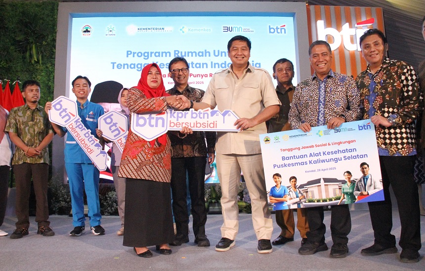 Menteri Perumahan dan Kawasan Permukiman Republik Indonesia Maruarar Sirait, Menteri Kesehatan Republik Indonesia Budi Gunadi Sadikin, Gubernur Jawa Tengah Ahmad Luthfi, dan Direktur Consumer Banking PT Bank Tabungan Negara (Persero) Tbk (BTN) Hirwandi Gafar, serta Komisioner BP Tapera Heru Pudyo Nugroho, menyerahkan kunci rumah secara simbolis kepada para pekerja yang berprofesi Tenaga Kesehatan, dalam acara peluncuran Program Rumah untuk Tenaga Kesehatan Indonesia di Kendal, Jawa Tengah, Senin (28/4). (Foto: Muchtar) BTN Siapkan Rumah Subsidi Buat Nakes Rp5,1T