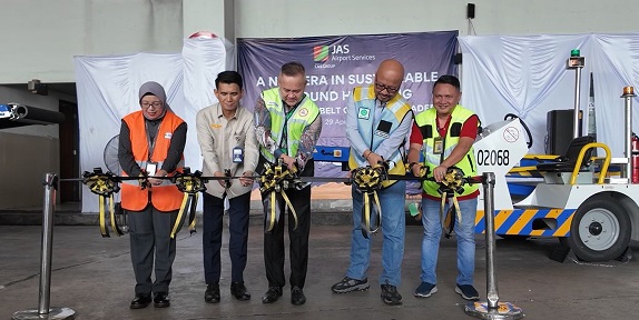 Vice President Director/COO PT Jasa Angkasa Semesta (JAS) Kevin Chin (tengah) bersama dengan Perwakilan dari Airline Operators Committee (AOC) Cengkareng Yaniarti (kiri), KASI Fasilitas dan Pelayanan Bandar Udara dari Otortitas Bandara Andi Ahmad Putra (kedua kiri), Assistant Deputy Airport Operation and Services PT API Eries Hermawandi (kedua kanan), dan Vice Deputy Safety Risk Quality Ccontrol PT API Aris Budi Karyono (kanan) meresmikan peluncuran Belt Conveyor Loader (BCL) _hybrid pertama PT JAS di Terminal 3, Bandara Internasional Soekarno-Hatta, Tangerang, Banten, Selasa (29/4). Jasa Angkasa Semesta (JASS) Luncurkan Alat Hybrid Ramah Lingkungan