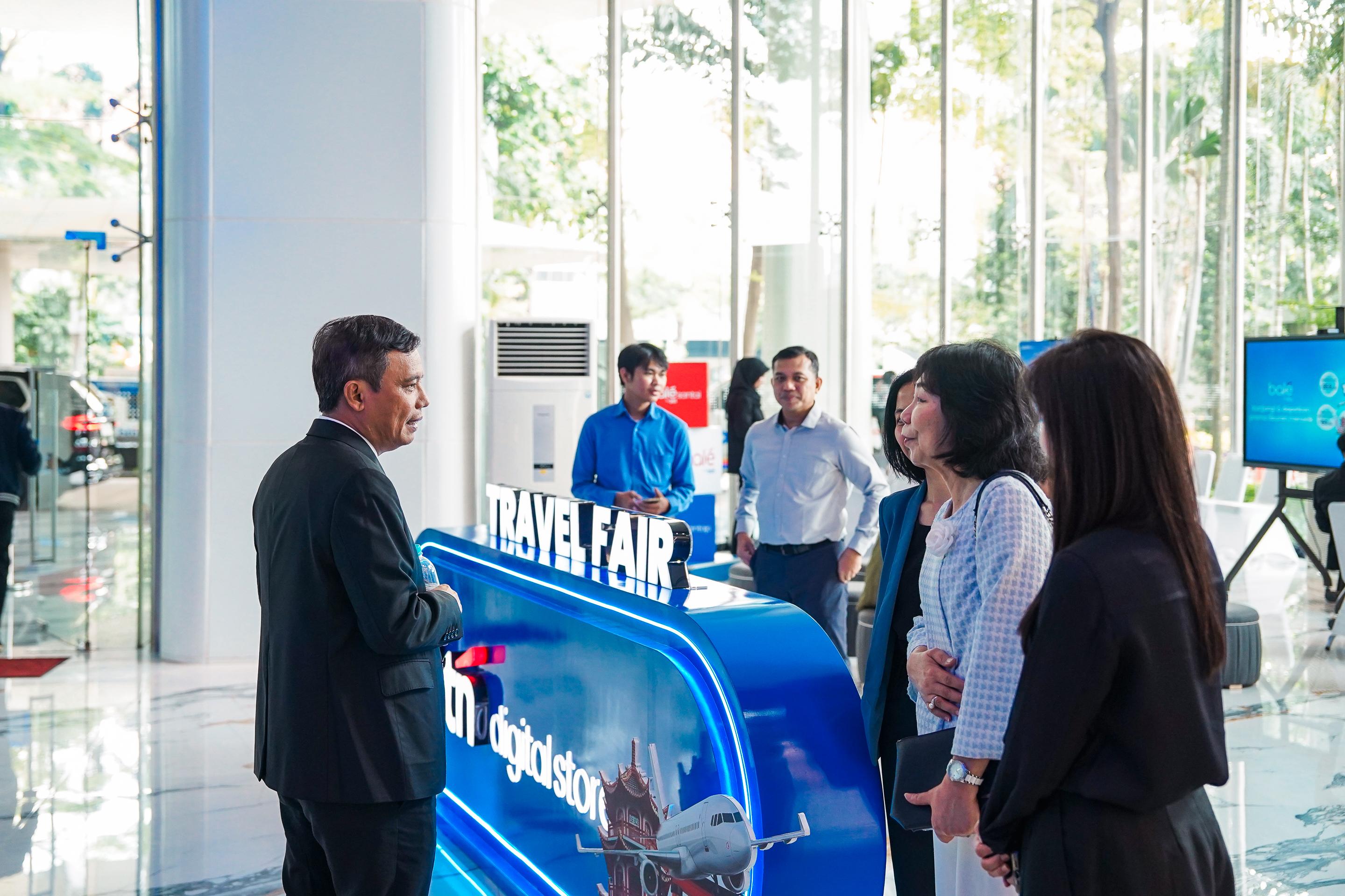 Direktur Utama BTN Nixon LP Napitupulu berbincang dengan nasabah yang hadir dalam BTN Travel yang dilaksanakan di BTN Digital Store di Menara 2 BTN, Jakarta, Senin (28/4). (Foto: Endang Muchtar) BTN Digital Store Gelar Travel Fair