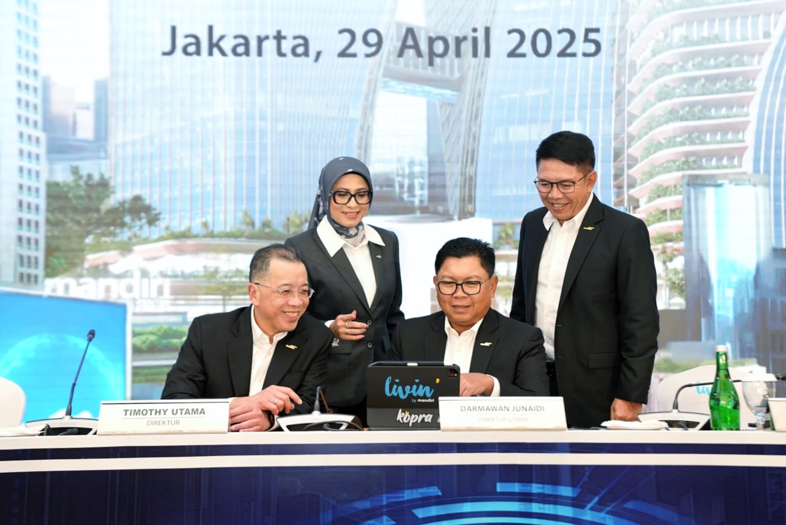 Bos Bank Mandiri Darmawan Junaidi (dua kanan) usai paparan kinerja kuartal pertama 2025. FOTO - ISTIMEWA Kuartal I-2025, BMRI Bukukan Laba Bersih Rp13,2 Triliun