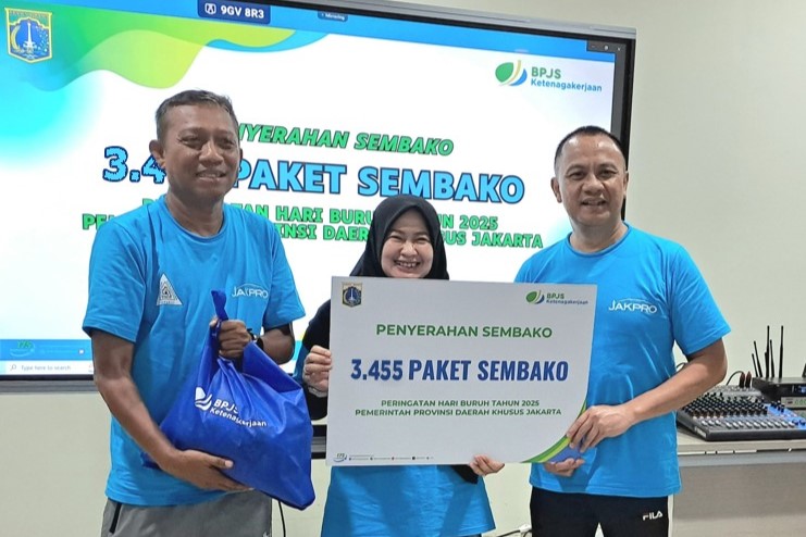 BPJS Ketenagakerjaan DKI kala menyerahkan paket bantuan sembako kepada para pekerja. FOTO - ISTIMEWA Hari Buruh 2025, BPJS Ketenagakerjaan DKI Serahkan 3.455 Paket Sembako