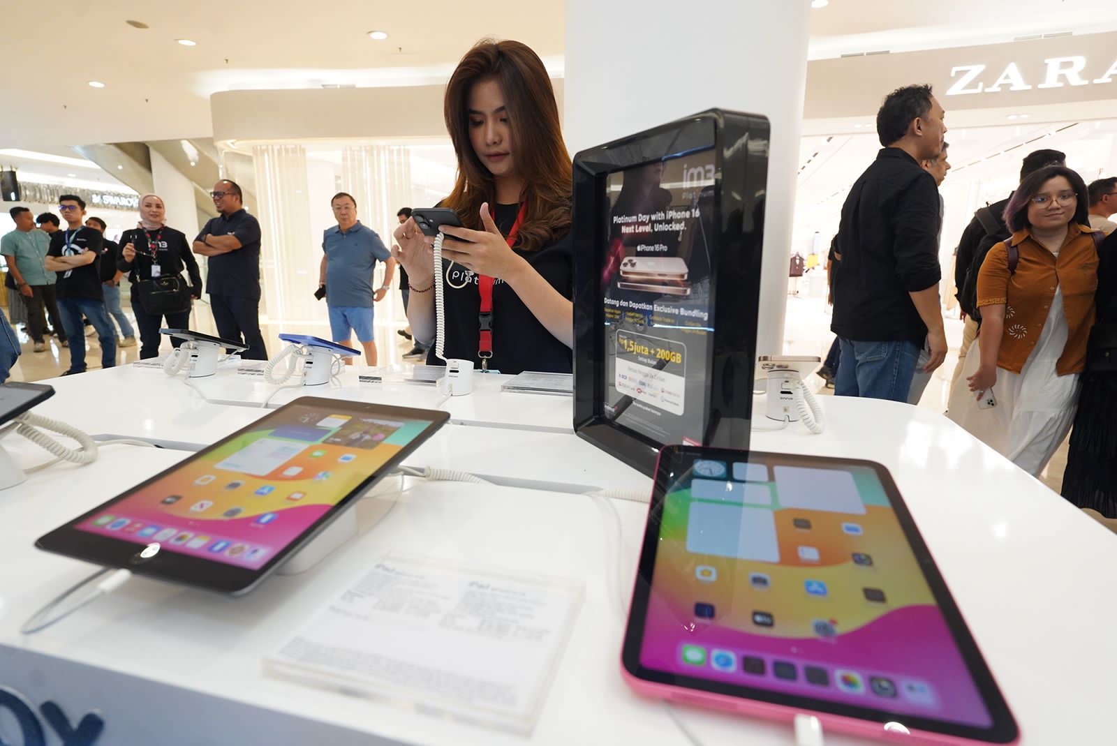 KHUSUK - Seorang pegawai tengah berselancar dengan jaringan andal Indosat. FOTO - ISTIMEWA Tumbuh Minimalis, ISAT Kuartal I-2025 Catat Laba Rp1,31 TriliunĀ