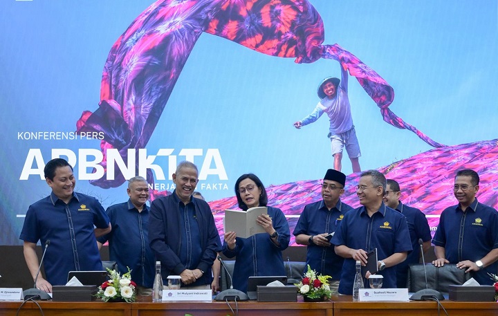 Menteri Keuangan (Menkeu) Sri Mulyani Indrawati dan jajarannya dalam konferensi pers APBN KiTa edisi April 2025 yang digelar Selasa (30/4), di Kantor Pusat Kementerian Keuangan.(Foto: Kemenkeu/Zalfa' Dhiaulhaq) Maret 2025, Dalam Sebulan Pendapatan Negara Naik Rp200 Triliun