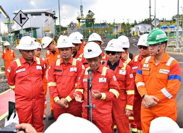 Menteri ESDM Bahlil Lahadalia saat melakukan kunjungan kerja ke Lapangan Senipah-Peciko-South Mahakam (SPS) milik PT Pertamina Hulu Mahakam dan fasilitas Onshore Receiving Facility (ORF) milik ENI Muara Bakau di Balikpapan, Rabu (30/4). Bahlil Yakin Target Lifting 600 Ribu BOPD Tahun Ini Dapat Terkejar