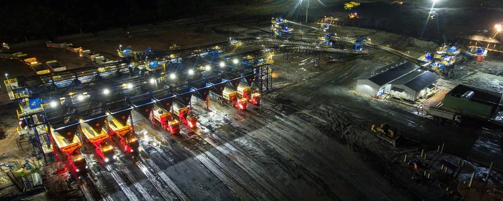 Aktivitas pabrik Bayan Resources tampak sibuk. FOTO - ISTIMEWA Laba dan Pendapatan Oke, Ini Detail Kinerja BYAN Kuartal I-2025