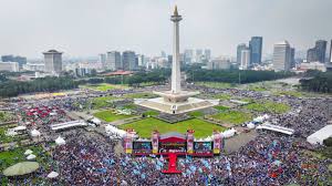 Massa buruh menghadiri peringatan Hari Buruh Internasional 2025, di kawasan Monas Jakarta, Kamis (1/5/2025). Dok. Info Publik. Pemerintah Penuhi Tuntutan Buruh, Mensesneg Ungkap Mitigasi PHK