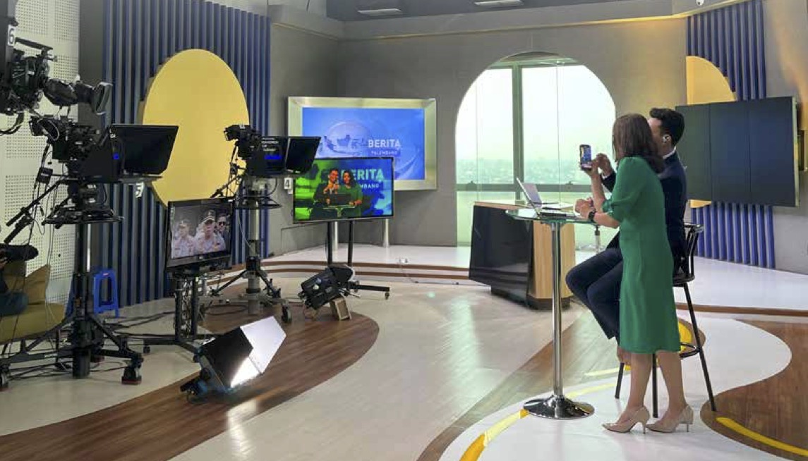 Dua krew tengah bercengkrama di ruang studio Elang Mahkota Teknologi. FOTO - ISTIMEWA Melambung 1.352 Persen, Kuartal I-2025 EMTK Kemas Laba Rp3,63 Triliun
