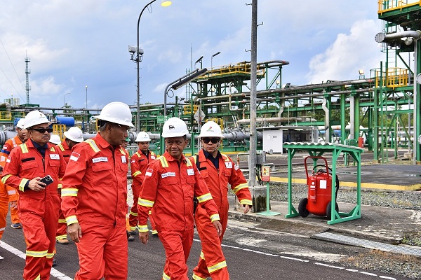 Menteri Energi dan Sumber Daya Mineral (ESDM) Bahlil Lahadalia saat melakukan peninjauan infrastruktur energi di Kalimantan Timur, Rabu (30/4). Kejar Target Lifting, Bahlil Minta ENI Percepat Proyek Migasnya