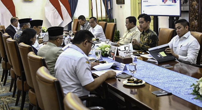 Presiden Prabowo Subianto Rabu, 30 April 2025, memimpin rapat terbatas bersama Wakil Presiden Gibran Rakabuming dan sejumlah jajaran Kabinet membahas persiapan pelaksanaan program Sekolah Rakyat Prabowo Pimpin Ratas Sekolah Rakyat, Pastikan Program Tepat Sasaran