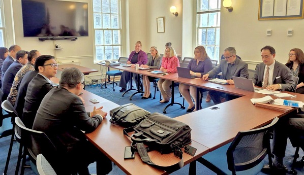 Setelah pertemuan di tingkat Menteri antara Delegasi RI yang dipimpin Menko Perekonomian Airlangga Hartarto dengan pihak USTR yang dipimpin Ambassador Jamieson Greer pada Kamis (17/04), di tingkat teknis langsung bergerak cepat melaksanakan pertemuan teknis antara Tim Teknis RI dengan Tim dari pihak USTR. Indonesia Bersaing dengan 72 Negara dalam Negosiasi Tarif dengan AS