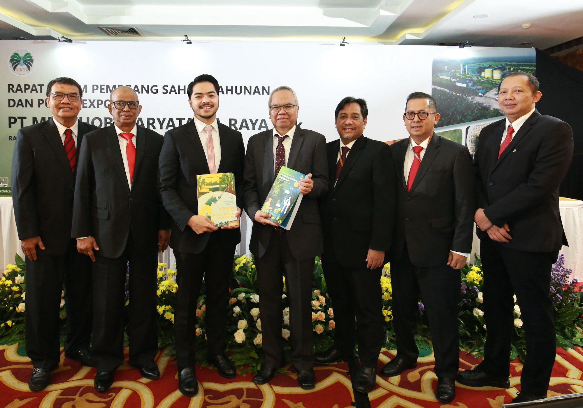 Pengurus Menthobi di sela-sela pelaksanaan rapat umum pemegang saham perseroan. FOTO - ISTIMEWA Apresiasi Investor, MKTR Tabur Dividen 35 Persen