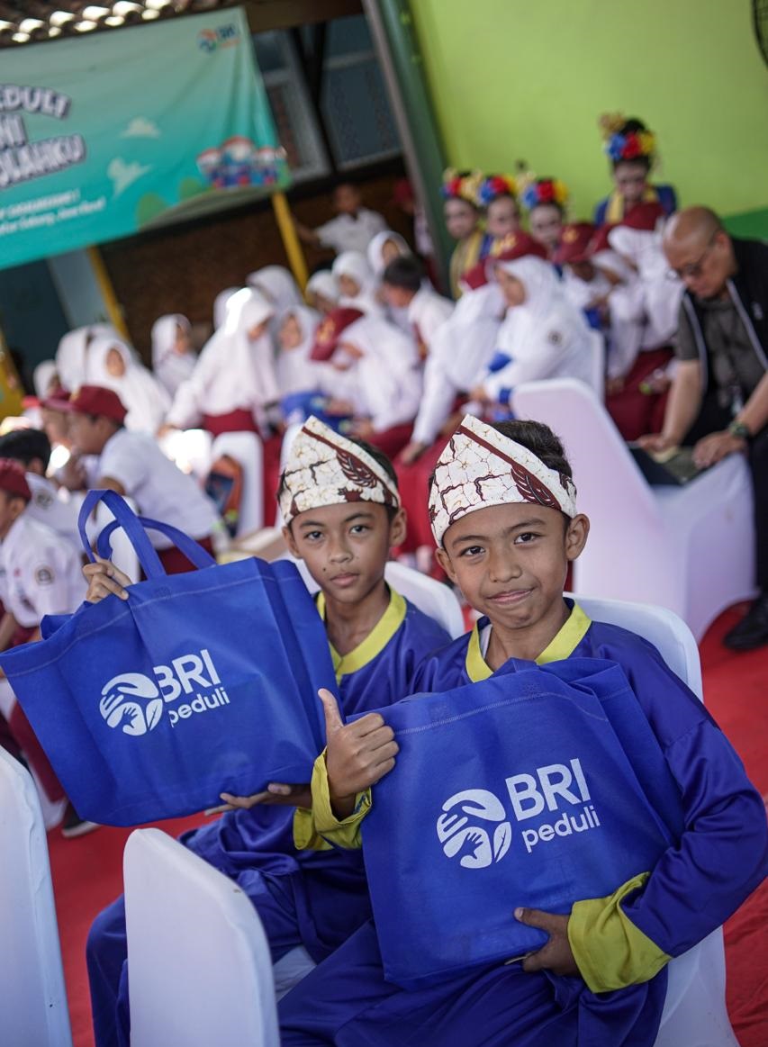 Pendidikan merupakan salah satu aspek penting dalam membangun sumber daya manusia yang berkualitas, yang pada gilirannya akan mendorong kemajuan bangsa. Namun, kualitas pendidikan tidak hanya ditentukan oleh kualitas pengajaran dan kurikulum yang diterapkan semata, tetapi juga oleh sarana dan prasarana yang mendukung proses belajar mengajar. BRI Dukung Pendidikan Lewat Gerakan Ini Sekolahku