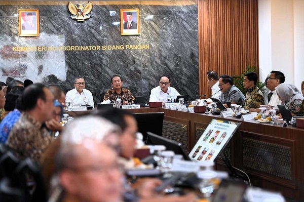 Menteri Koperasi Budi Arie Setiadi, Menteri Koordinator Bidang Pangan Zulkifli Hasan dan Menteri Kelautan dan Perikanan Wahyu Trenggono menjelaskan hasil rapat finalisasi bantuan permodalan Koperasi Merah Putih di Jakarta, Jumat (2/5/2025). Tiap Koperasi Merah Putih Akan Dapat Rp4-5 Miliar Wujud Barang