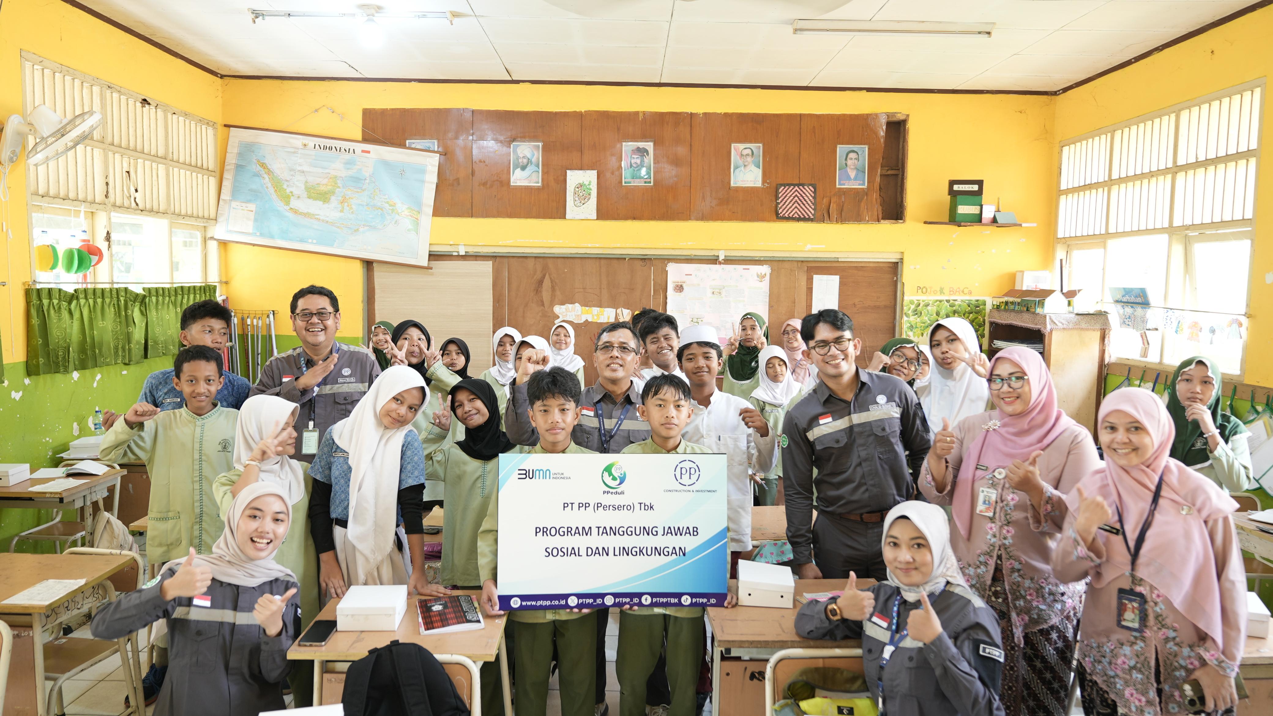 PTPP Rayakan Hardiknas 2025 dengan “Bekal PPintar”, Dukung Gizi Anak Sekolah di Daerah 2025. DOK/PTPP Dukung Gizi Anak! PTPP Rayakan Hardiknas 2025 dengan Bekal PPintar