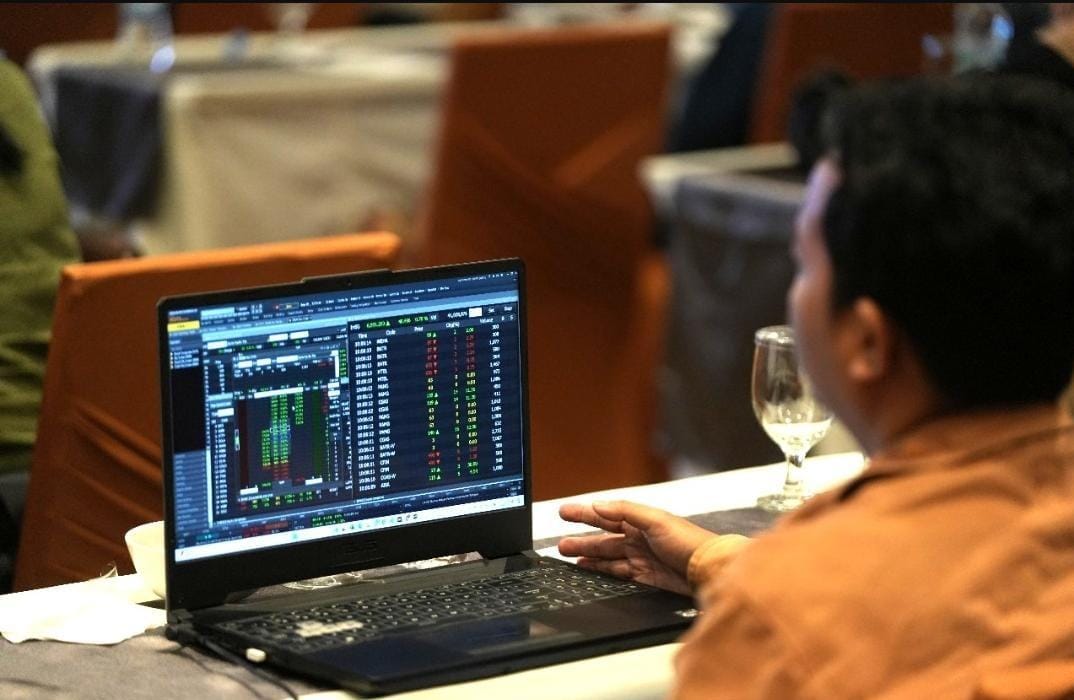 Investor Saham Memantau Gerak saham. BEI Beri Sinyal Kode Broker dan Domisili Bakal Dibuka Lagi