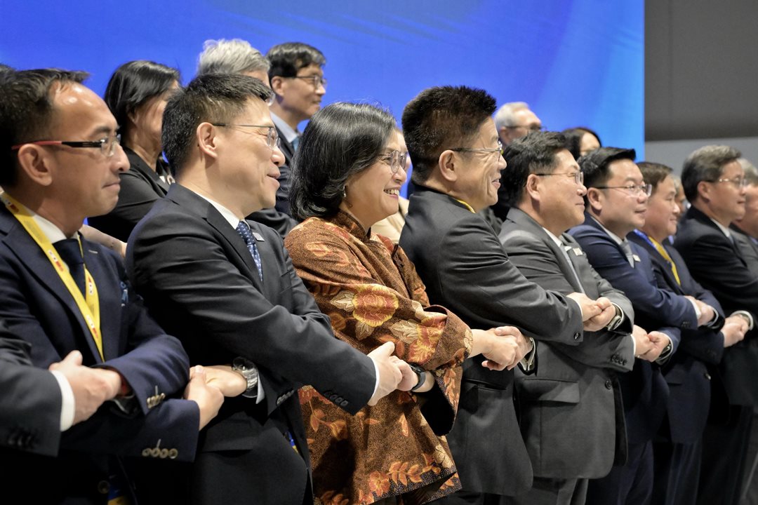 Menteri Keuangan Sri Mulyani berpose bersama koleganya dalam pertemuan menteri keuangan dan gubernur bank sentral ASEAN + 3 (China, Korea, Jepang) di Milan, Italia, Senin (5/5/2025). Foto: Akun Instagram Menkeu Sri Mulyani Indrawati) Menkeu Harap ASEAN+3 Redakan Ketegangan dan Ciptakan Kepastian