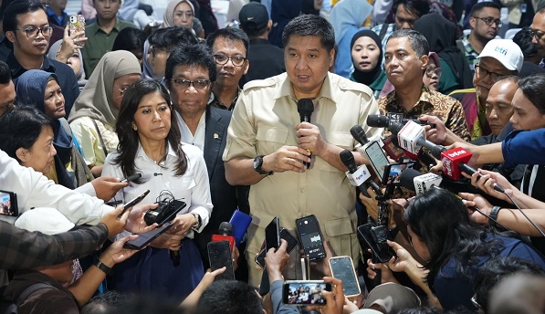 Menteri Perumahan dan Kawasan Permukiman (PKP) Maruarar Sirait dan Menteri Komunikasi dan Digital (Menkomdigi) saat menemui awak media seusai kegiatan.(Foto: Info Publik) Suruh Nulis yang Benar, Ara Tambah Rumah Subsidi Wartawan 3X Lipat