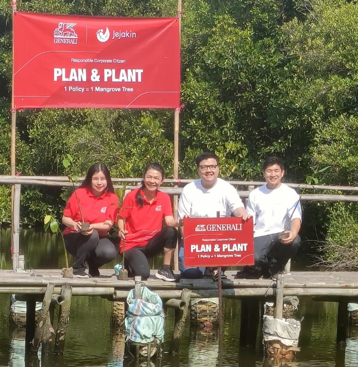 Manajemen Generali Indonesia, Rebecca Tan selaku President Director/ CEO (kedua dari kiri) didampingi oleh Elia C. Wijaya selaku Chief Marketing Officer (paling kiri) bersama manajemen Jejakin, Sudono Salim selaku Chief Growth Officer (kedua dari kanan) didampingi oleh Andreas Djingga selaku Chief Operation Officer (paling kanan) saat acara seremoni kerjasama kemitraan Generali Indonesia dan Jejakin untuk komitmen keberlanjutan (sustainability) dengan menanam Pohon Mangrove di Taman Wisata Alam Angke, PIK, Jakarta Utara. Generali & Jejakin Kolaborasi Luaskan Dampak Ramah Lingkungan