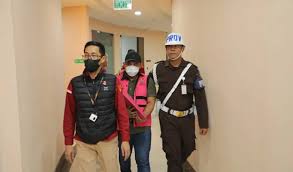 Ketua Tim Cyber Army, MAM digiring petugas Kejagung. Dok. Suara Surabaya. Bos Buzzer Tersangka Baru Perintangan Penanganan Tiga Kasus Besar