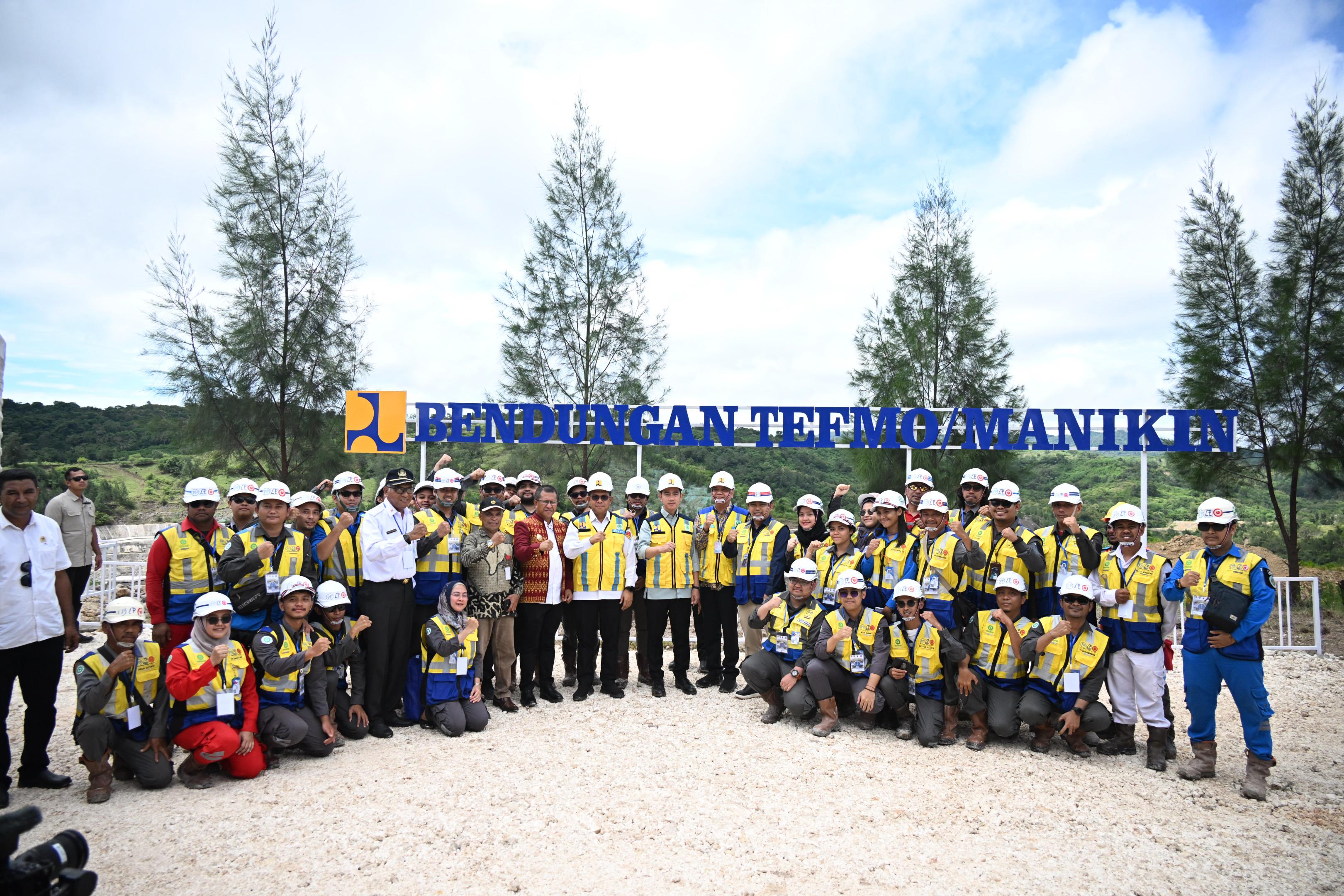 Wakil Presiden RI, Gibran Rakabuming Raka tinjau progres bendungan manikin. DOK/PTPP Dipantau Wapres Gibran, Proyek Garapan PTPP Catatkan Progres Positif