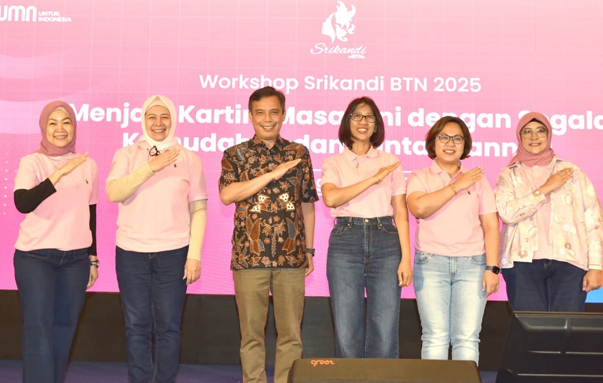 Direktur Utama PT Bank Tabungan Negara (Persero) Tbk Nixon LP Napitupulu (ketiga kiri) didampingi Direktur Commercial Banking sekaligus Pembina Srikandi 1 BTN periode 2025 Hermita (kedua kiri), Direktur Treasury & International Banking sekaligus Pembina Srikandi 2 BTN Venda Yuniarti (kedua kanan), Pembina Srikandi BTN periode 2021-2025 Elisabeth Novie Riswanti (ketiga kanan), Ketua Srikandi BTN periode 2022-2025 Iriska Dewayani (kiri), dan Ketua Srikandi BTN Periode 2025 L. Esti Dwi Retnosari kompak tersenyum dalam Webinar dan Rapat Kerja Srikandi BTN 2025 di Bandung, Jumat (9/4). (Foto: Endang Muchtar) BTN Perkuat Pemberdayaan Srikandi Berikan Kinerja Terbaik