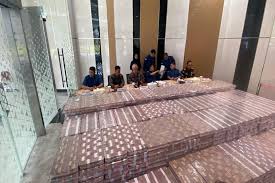 Kejaksaan Agung memperlihatkan uang hasil sitaan dari kasus korupsi dan TPPU Duta Palma Group. Dok. SINDOnews. Kasus Korupsi-TPPU Duta Palma, Kejagung Sita Rp6,8T dan Uang Asing