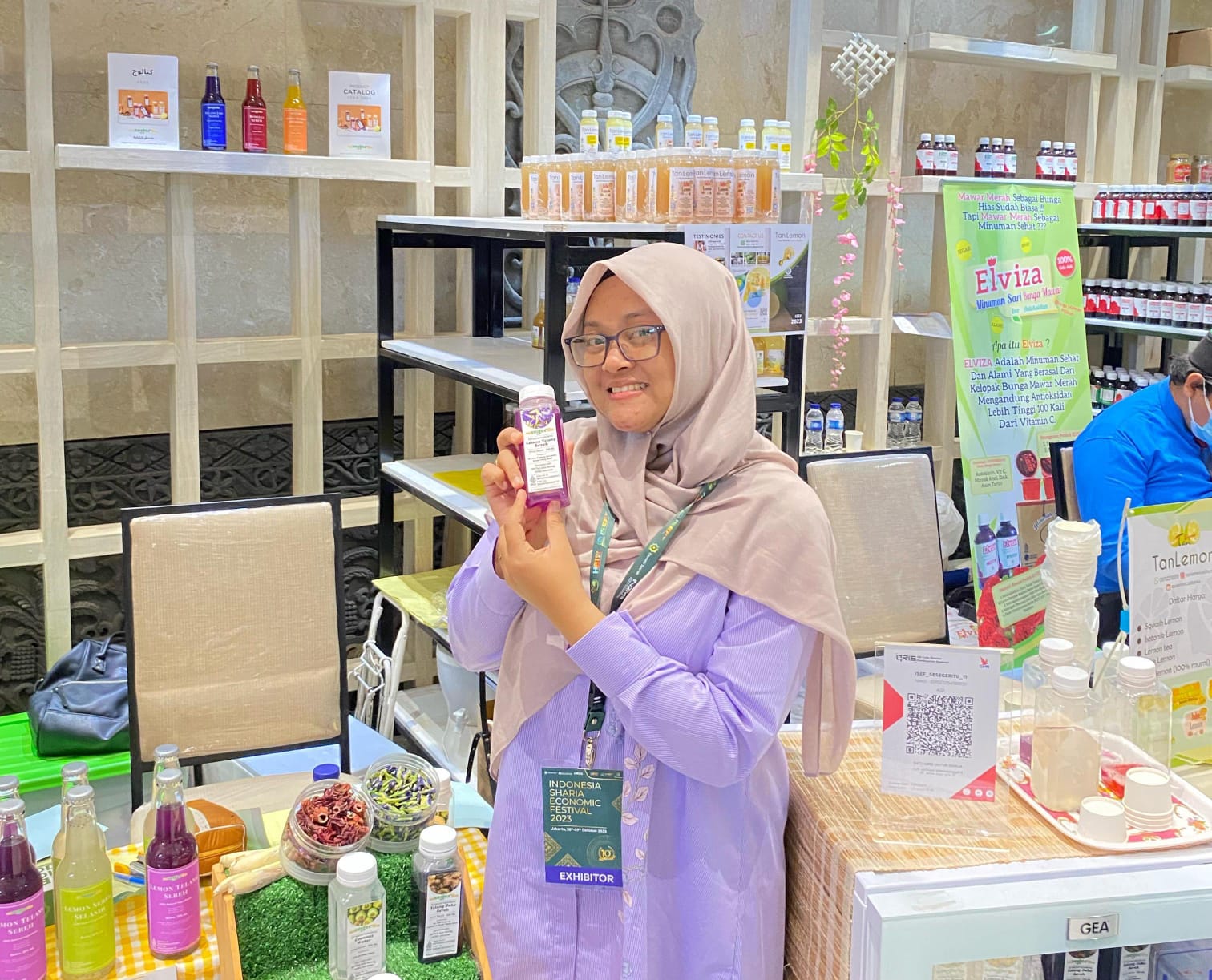 BRI terus menunjukkan konsistensi dalam pemberdayaannya dan pendampingan bagi pelaku Usaha Mikro, Kecil dan Menengah (UMKM). Melalui platform digital LinkUMKM,. Lewat LinkUMKM BRI, UMKM Minuman Ini Tembus Pasar Luas
