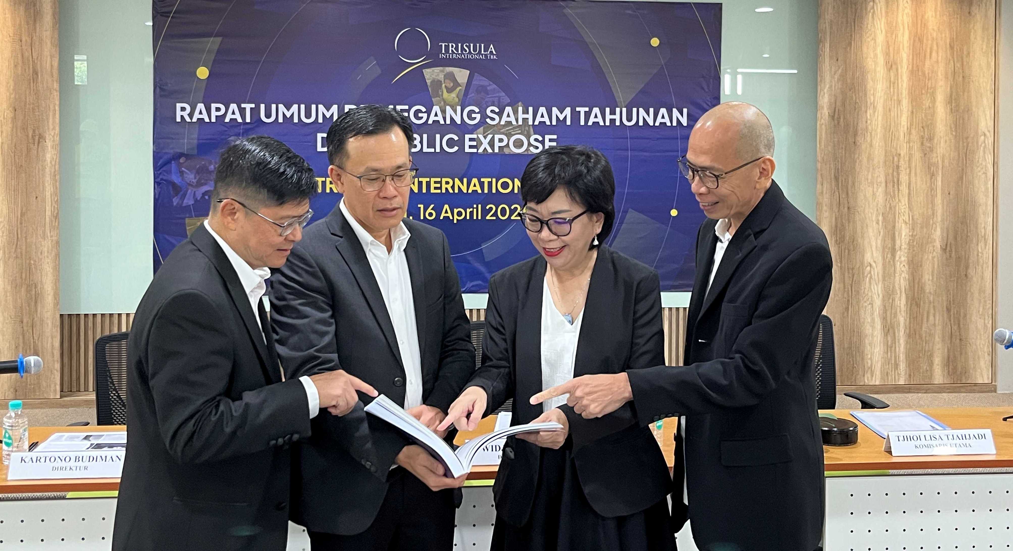 Pengurus Trisula International di sela-sela pelaksanaan rapat umum pemegang saham tahunan dan public expose. FOTO - ISTIMEWA Buyback, Trisula (TRIS) Siapkan Anggaran Rp37 Miliar