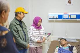 Wali Kota Bogor Dedie A Rachim menjenguk siswa yang dirawat di rumah sakit usai menyantap makanan bergizi gratis. Dok. Radar Bogor. 210 Siswa di Bogor Keracunan Usai Santap MBG, Pemkot Tetapkan KLB