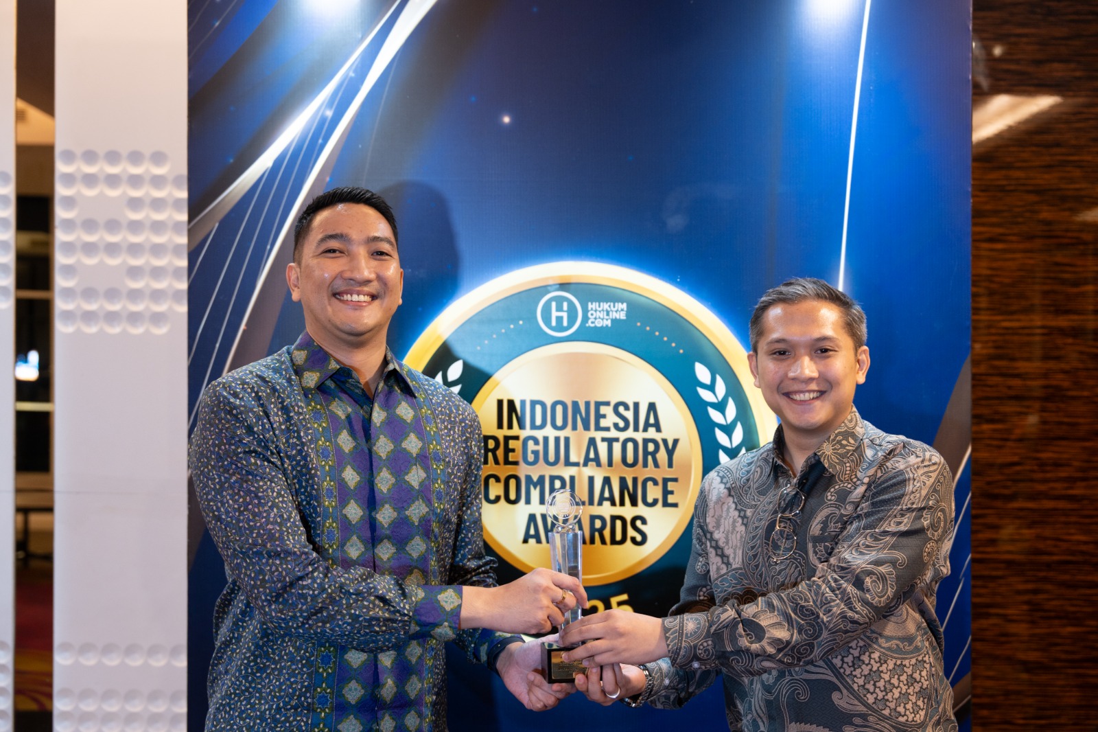 Ki-Ka: General Counsel PINTU Malikulkusno Utomo (Dimas) dan Head of Legal PINTU R. Wisnu Renansyah Jenie saat menerima penghargaan NOTABLE ENTERPRISE IN REGULATORY COMPLIANCE (Gold) di sektor FINANCIAL SERVICES NON-BANK pada Indonesia Regulatory Compliance Awards 2025 yang dipersembahkan oleh Hukumonline. PINTU Sabet Penghargaan IRC Awards 2025