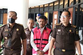Mantan Menteri Komunikasi dan Informatika Johnny Gerard Plate (rompi tersangka). Dok. Jabarekspres. Kasus Korupsi BTS Kominfo, Hukuman Johnny Plate Tetap 15 Tahun