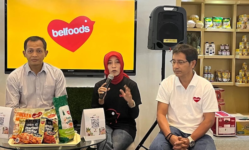 Pengurus Sreeya Sewu kala menjelaskan produk perseroan. FOTO - ISTIMEWA Laba Melesat 204 Persen, SIPD Kuartal I-2025 Defisit Rp689,74 Miliar
