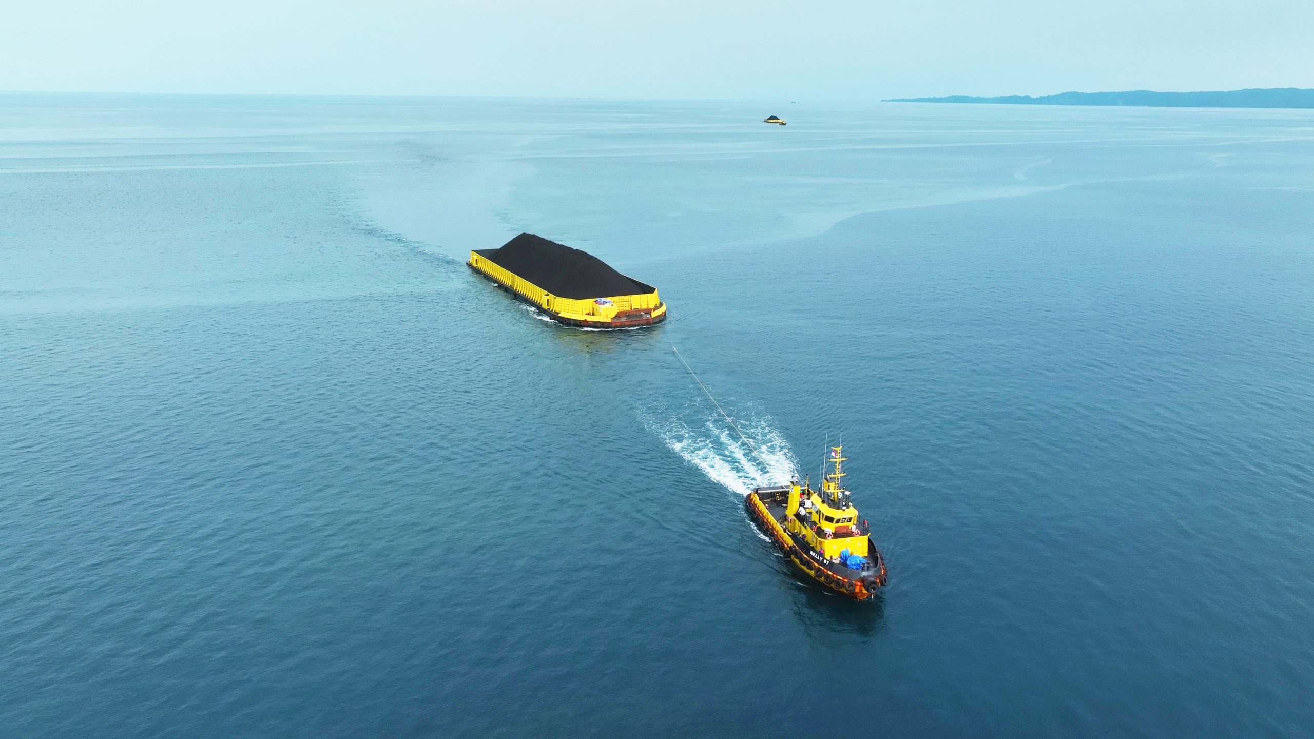 Tampak sebuah kapal tongkang menarik kapal khusus bermuatan batu bara. FOTO - ISTIMEWA Susut 21 Persen, Kuartal I-2025 MBSS Serok Laba Rp295 Miliar
