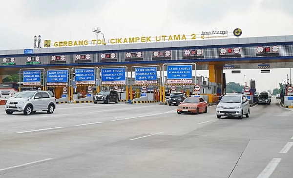 Situasi kepadatan lalu lintas di gerbang tol Cikampek Utama 2 saat libur Waisak 12 Mei 2025.(Foto: Jasa Marga) 196 Ribu Kendaraan Kembali ke Jabodetabek Saat Libur Waisak