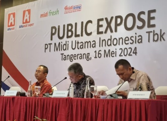 Manajemen MIDI ketika menggelar paparan kinerja. Midi Utama (MIDI) Teken Penjualan Saham Lawson Rp200M