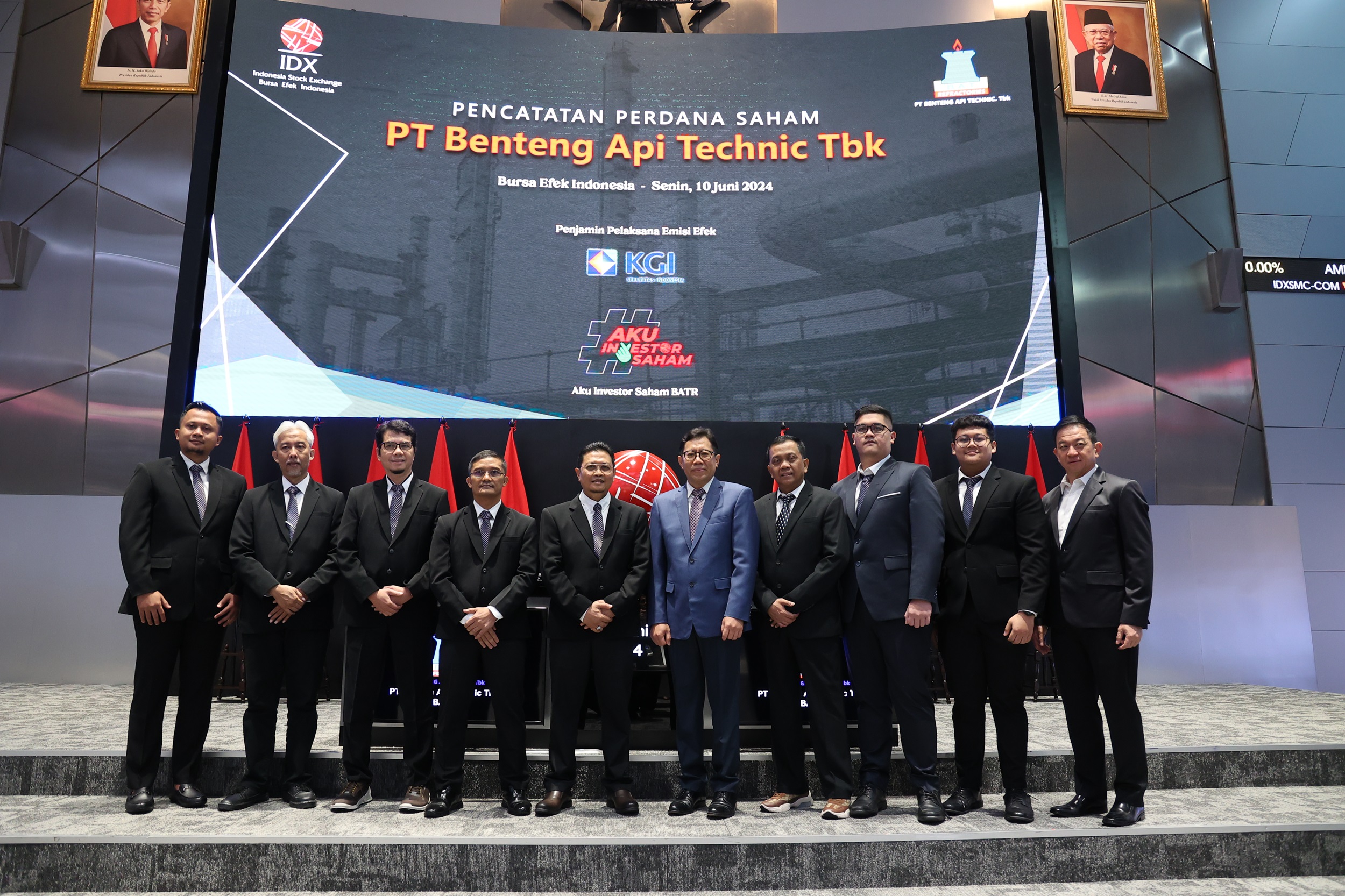Manajemen PT Benteng Api Technic Tbk (BATR) bersama Direksi BEI saat listing IPO. Dok/istimewa Benteng Api Technic (BATR) Siapkan Buyback Saham Rp4 Miliar