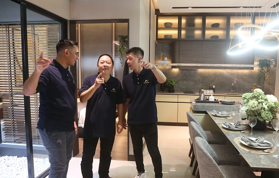 Kiri-kanan: Aruna Hidayat selaku Head of Residential, Supardi Ang selaku CEO dan Fresco Prasetya selalu Head of sales and marketing ASTHARA SKYFRONT CITY, berbincang-bincang usai persemian. Resmi Dibuka! ALLUREA Jadi Incaran Anak Muda & Investor