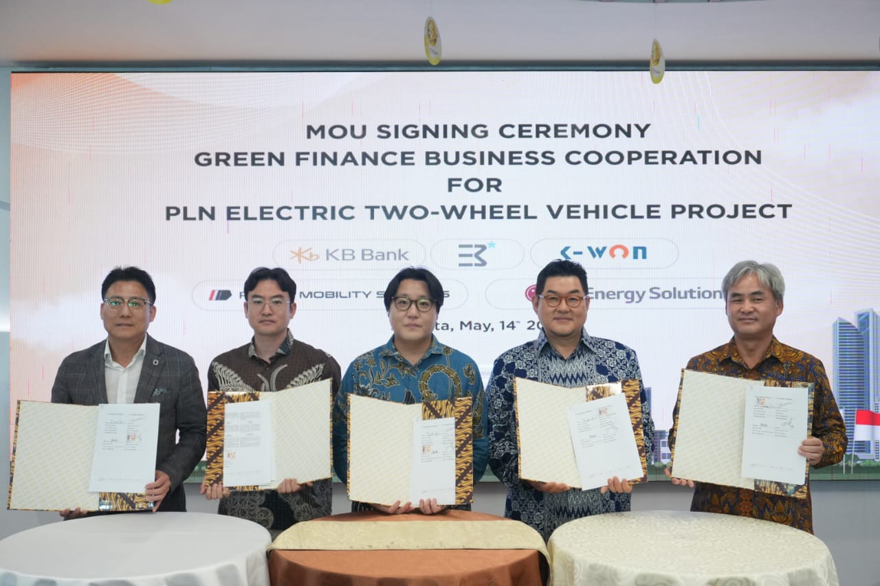 Dukung pengembangan dan pemanfaatan kendaraan listrik roda dua (motor listrik) di Indonesia, PT Bank KB Bukopin Tbk. (BBKP) menandatangani kerja sama strategis untuk mendukung pengembangan dan pemanfaatan kendaraan listrik roda dua. dok. KB Bank. Perkuat Transisi Energi Hijau, KB Bank Dukung Industri Motor Listrik