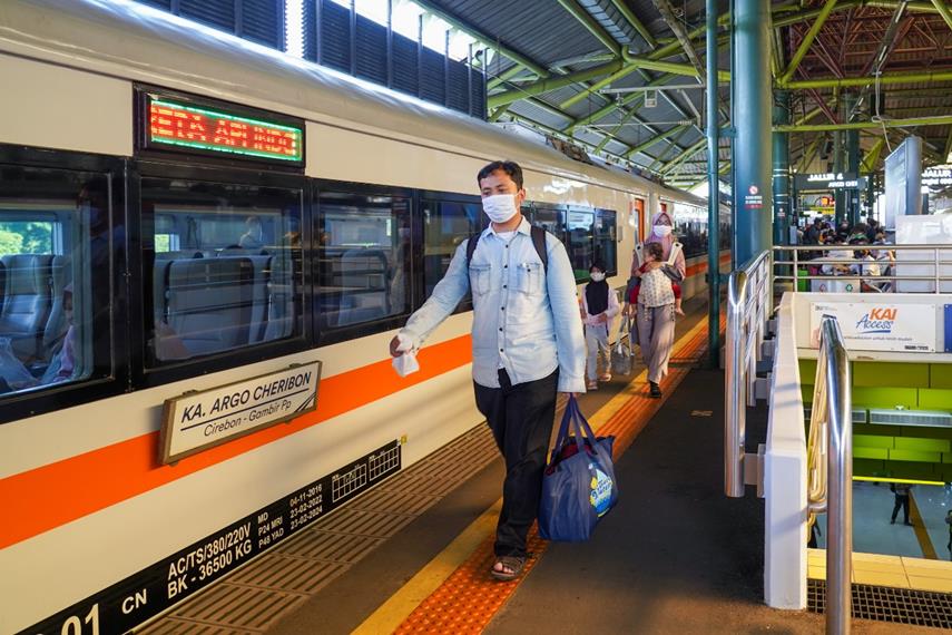 Selama Januari–April 2025, 17,7 juta pelanggan KA jarak jauh dan lokal mampu mengurangi emisi hingga sekitar 420.000 ton CO?. KAI Berhasil Kurangi Emisi 420 Ribu Ton CO2 dari KA Jarak Jauh