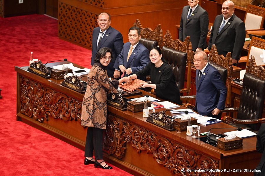 Menteri Keuangan Sri Mulyani Indrawati menyerahkan naskah Kerangka Ekonomi Makro dan Pokok-Pokok Kebijakan Fiskal (KEM-PPKF) Tahun 2026 kepada Ketua DPR Puan Maharani pada Rapat Paripurna DPR di Jakarta, Selasa (20/5). Hadapi Gejolak Global, Ini Arah Kebijakan Fiskal 2026