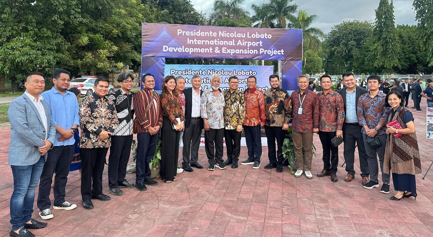 Manajemen Waskita Karya berpoto bersama Perdana Menteri Timor Leste Xanana Gusmao. FOTO - ISTIMEWA Waskita (WSKT) Garap Fasilitas Bandara PNLIA Timor Leste Rp1,1 Triliun