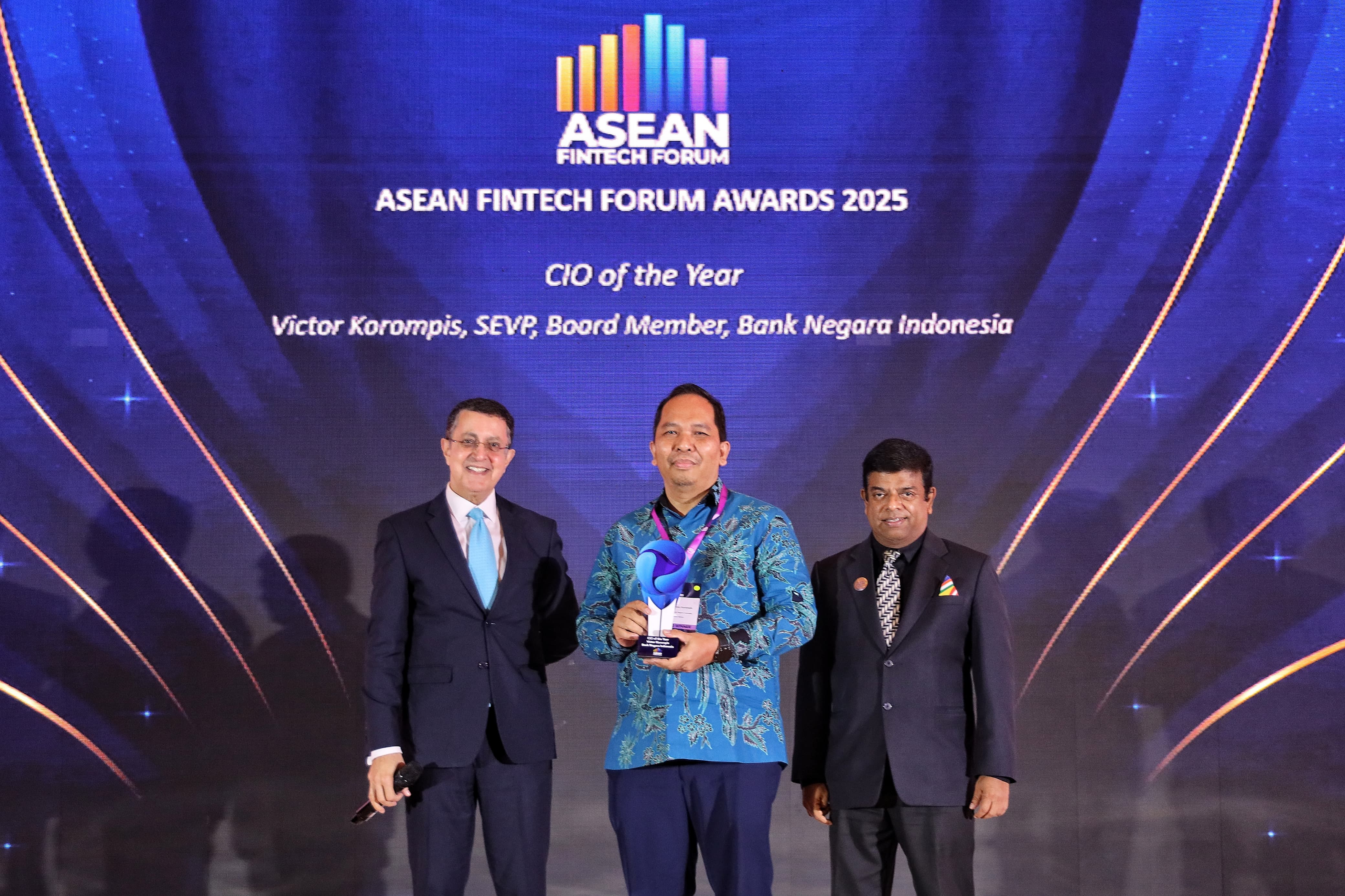 Serah terima penghargaan Best CIO of the Year dalam ajang ASEAN Fintech Awards 2025 pada Rabu (21/5/2025) di Jakarta. Dok. Ist.. BNI Raih CIO of the Year di ASEAN Fintech Awards 2025