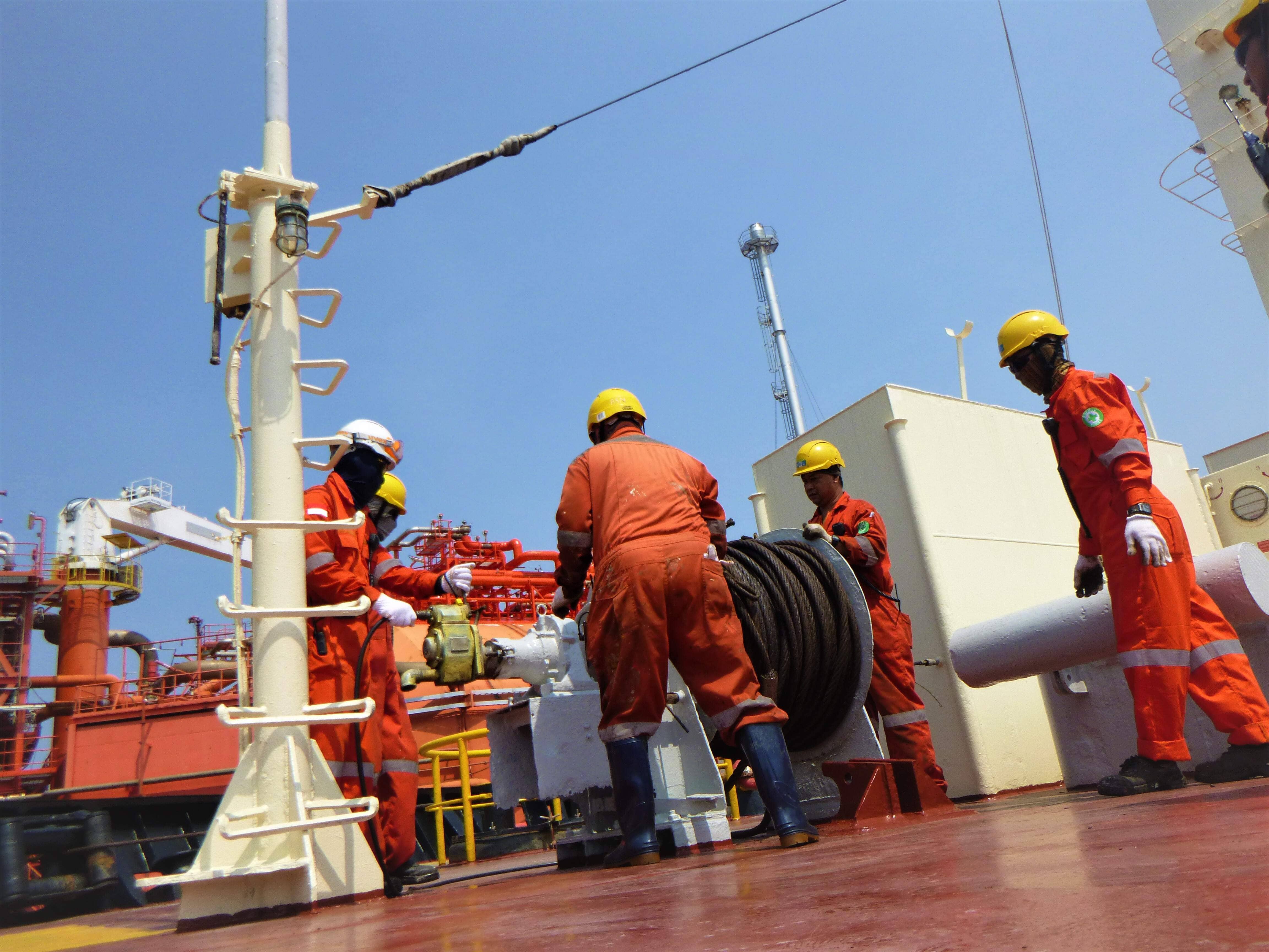 Sejumlah pekerja tengah mengecek instalasi armada kapal perseroan. FOTO - ISTIMEWA Emiten Tommy Soeharto (HUMI) Bagi Dividen Rp1 per Helai, Ini Jadwalnya
