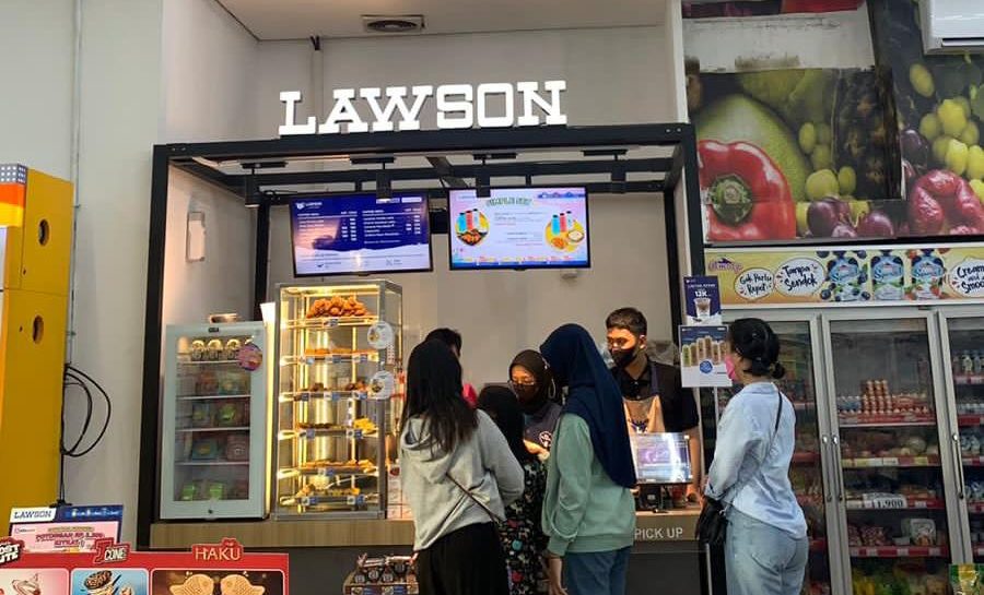 Sejumlah konsumen antre di gerai Lawson, besutan Alfamidi. FOTO - ISTIMEWA Simak! MIDI Ungkap Fakta Terkini Divestasi Lawson