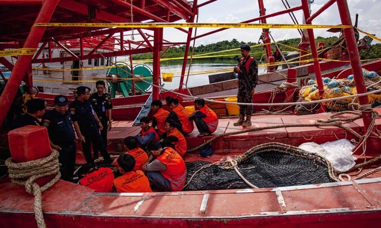 KKP menangkap dua kapal ikan asing berbendera Vietnam beserta 19 ABK karena kedapatan menangkap ikan di wilayah perairan Indonesia. Dok Antara.Bisnis. Illegal Fishing di Kepri, KKP Tangkap 2 Kapal Vietnam dan 19 ABK
