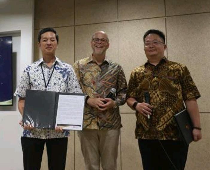 Wakil Presiden Direktur BCA Armand Hartono (kiri), EVP e-Channel & Settlement Service BCA Reni Septiana (tengah), serta VP BCA Christian Cahyady (paling kiri), menerima penghargaan dari European-Asian Management Institute (EAMI) pada Jumat (23/5) 3 Petinggi BCA (BBCA) Sabet Penghargaan Internasional!