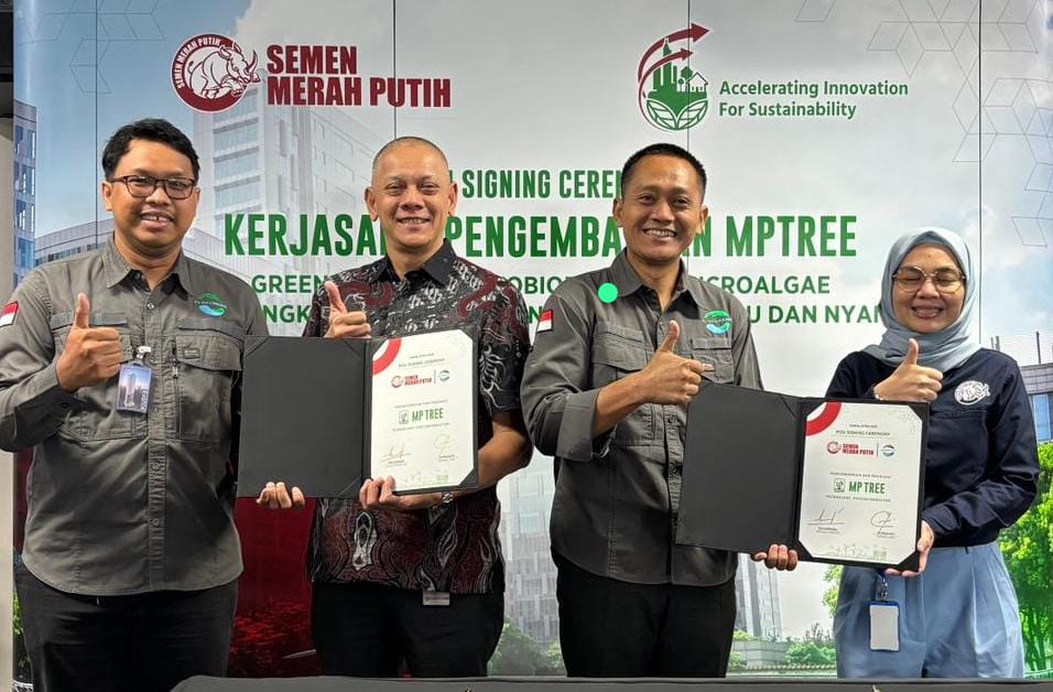 Sesi foto penandatanganan Memorandum of Understanding (MoU) antara PT Algaepark dan Semen Merah Putih. OBAT dan Semen Merah Putih Luncurkan Alat Serap Emisi Karbon