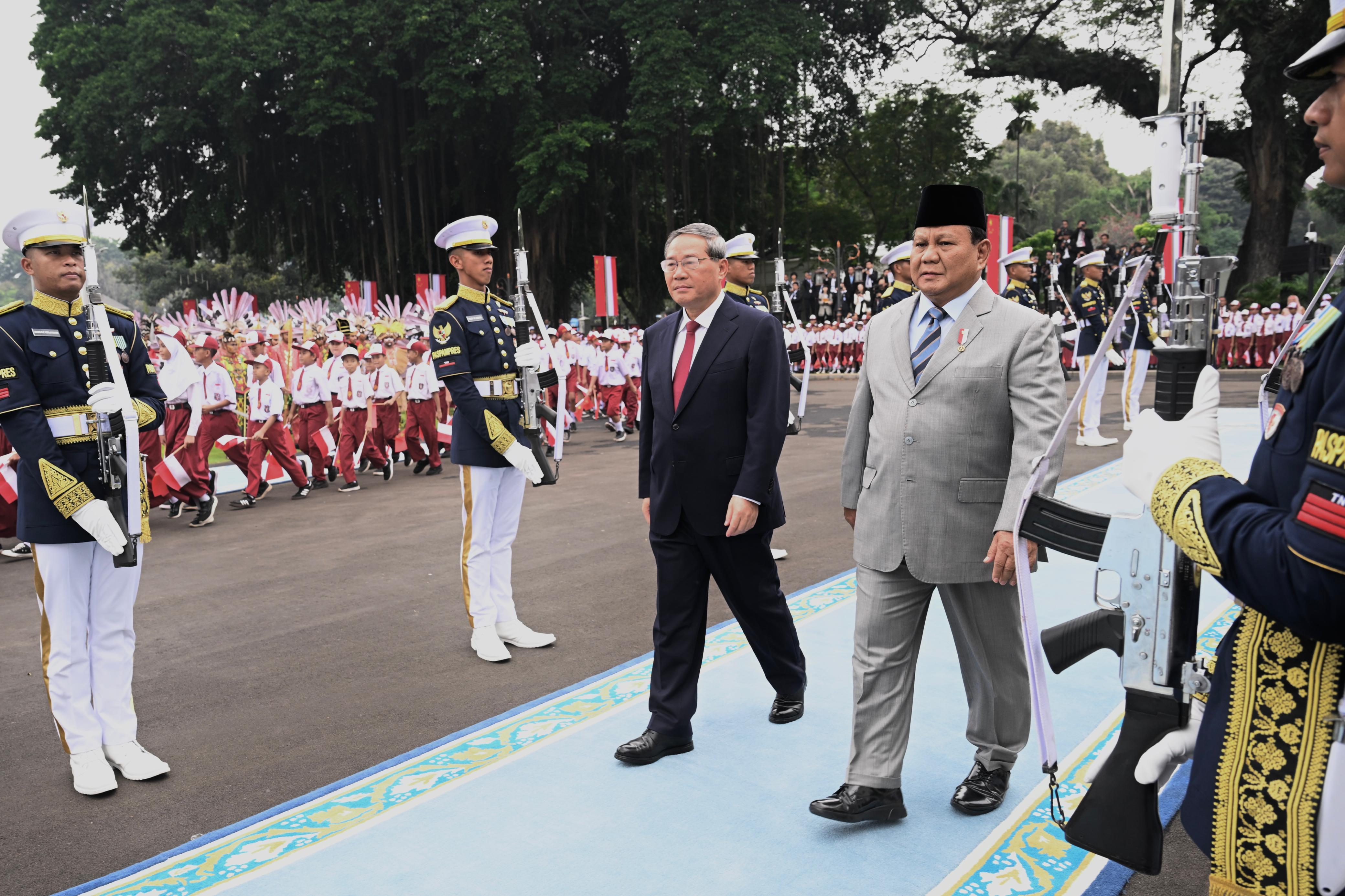 Presiden Prabowo Subianto menerima kunjungan PM China Li Qiang di Istana Merdeka Jakarta, Minggu (25/5/2025). Dok. BPMI Setpres RI. Bertemu Prabowo, PM Li Qiang Bawa Prospek Kerja Sama Rp162,8 Triliun