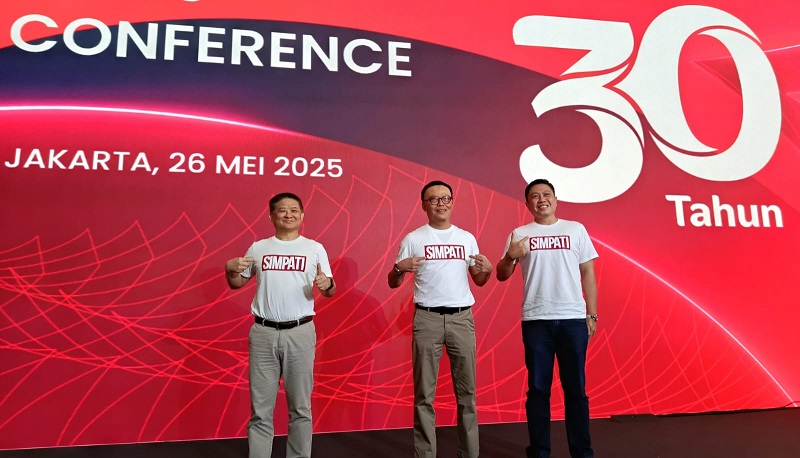 Direktur Utama Telkomsel Nugroho (tengah) bersama Direktur Planning & Transformation Wong Soon Nam (kiri) dan Direktur Marketing Derrick Heng, memperlihatkan brand SIMPATI disela peresmiannya, di Jakarta, Senin (26/5/2025). Memasuki usia 30 tahun, Telkomsel merayakan tiga dekade inovasi Majukan Indonesia, meresmikan evolusi brand SIMPATI – kartu prabayar pertama di Asia yang telah menjadi ikon konektivitas bagi jutaan pelanggan sejak 1997. (Foto: Endang Muchtar). 30 Tahun Telkomsel Kejutan Bagi Seluruh Pelanggan