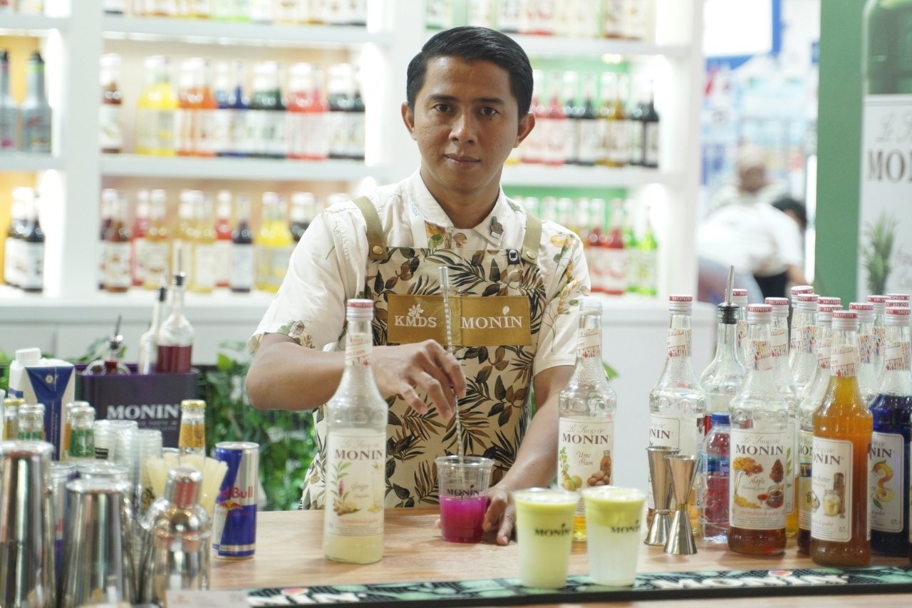 Seorang pramusaji kala meracik minuman kekinian yang cocok dengan gen z. FOTO - ISTIMEWA KMDS Distribusikan Sisa Dividen Rp23 per Lembar, Ini Jadwalnya